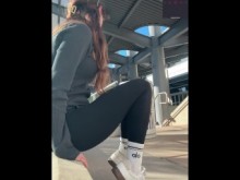 Encontrar un lugar en el centro comercial para correrse duro | Orgasmo público | Al aire libre