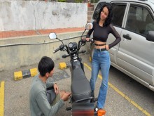 La linda chica desconocida me pide ayuda con su motocicleta y yo hago algo de mantenimiento en su apretado coño.