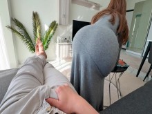 La madrastra atrapó a hijastros con erección mientras limpiaba y lo ayudó a correrse en su gran culo redondo
