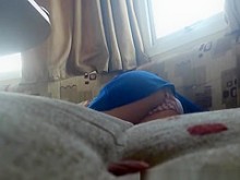 La chica se acuesta en el sofá upskirt (falso)