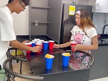 Juego un juego de sexo con mi hermanastra y termino jodiéndola con fuerza y ​​corriendo sobre sus deliciosas tetas.