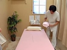 Japonés perfecto follando a su masajista en el clip de masaje