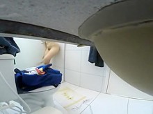 La mujer se quita la ropa en el baño