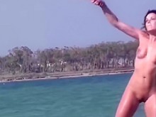Chicas jugando en la playa nude