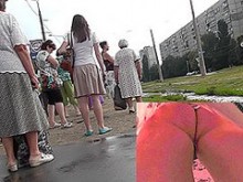 Deliciosa upskirt (falsa) porno de niña de pelo oscuro aficionado