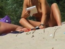 Tetas sinceras y coño afeitado extendido por nena nudista caliente