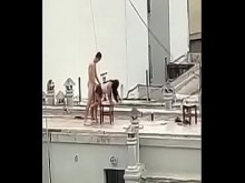 La pareja es atrapada teniendo sexo en la construcción de cobertura mientras la audiencia observa