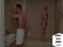 Cfnm dommes humillado patético polla en duchas en duchas