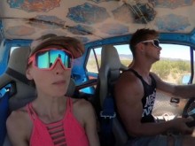 Follando en el capó del conejo Volkswagen. Desnudo en los manantiales