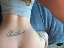 Tated Pawg Fitness Babe con grandes tetas se follan perrito después del entrenamiento, pareja de amateur real