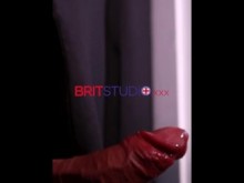 La enfermera británica caliente cae de rodillas y chupa la polla en el gloryhole