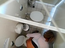 en el techo de baño público