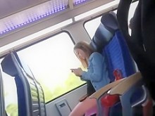 El chico mueve su polla en tren al lado de la chica