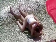 Ella ni siquiera se desnudó para el sexo en la playa