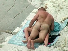 La niña estúpida se lava el cabello con agua de mar