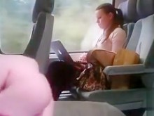 Sacudiéndose a una bonita dama en un tren