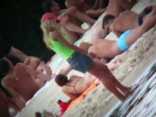 Nena rubia se burla de su novio en una pareja