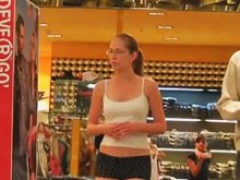 Sexy novia caminando por el centro comercial en sus calzoncillos