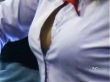 Nena asiática sexy deja un vistazo a su falda