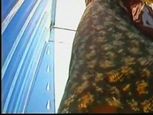 Un milf está cambiando su fondo de bikini en la cabina de aderezo de la playa