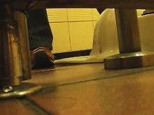 Compilación de meando en el baño público