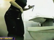 Las niñas amateur levantan abrigos y se sientan enojando en el baño