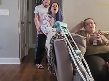 Tener sexo astuto con mi mejor amiga de las esposas a la espalda