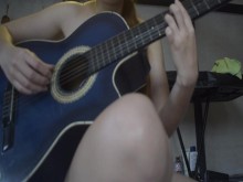 Music Girl paga con sexo para ingresar a la banda y ella realmente ama la polla porque lo traga todo
