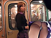 Dull Playgirl consiguió las piernas upskirt (falsas) atrapadas en la cámara