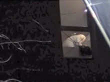 Linda rubia en la ventana se lleva sin el sujetador