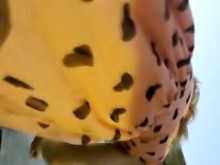 Sexy upskirt (falsa) en la estación de tren