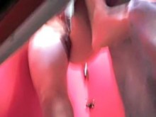 El clítoris erigido entre los labios de nub del vestuario madura