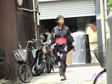 El lindo asiático en un Jukata ha estado compartiendo en la calle.