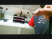 Parpadeando gran polla en el trabajo. Con mi compañero de trabajo