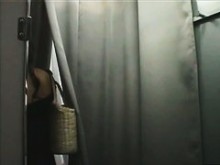 La puta asiática lleva sujetador rojo en el vestuario