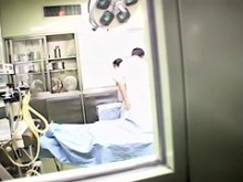 El médico japonés y su enfermera follan en el departamento médico
