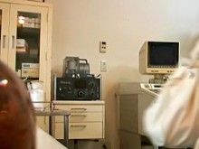 Ginecólogo Kinky se masturba mirar el twat de su paciente