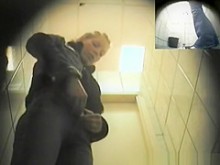 Chica rubia con pantalones de jeans ajustados orinando