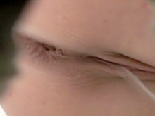 Mujer para ponerse en cuclillas sobre el baño y tomar una fuga