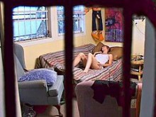 Nena masturbándose en clip