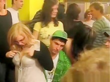 Mostrando su escote en público