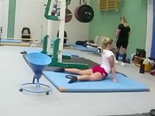 Chica de levantador de pesas sexy durante el entrenamiento