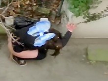 Chica de mariposa filmada mientras toma un wizz