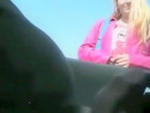 El tipo muestra polla en el auto a una mujer y ella le da pandilla