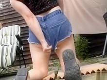 Culo gordo en pequeños pantalones cortos de mezclilla se dobla