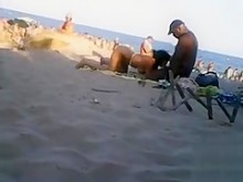 La pareja de ébano tiene una acción de mamada al aire libre