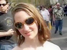 Linda chica desnuda en una plaza pública