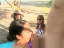 Hombres que se muestran en tangas apretadas en la playa