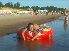 Chica desnuda espía recogida por Cam en Nude Beach