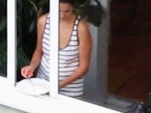 Sexy pájaro en la ventana haciendo cereal con tanga